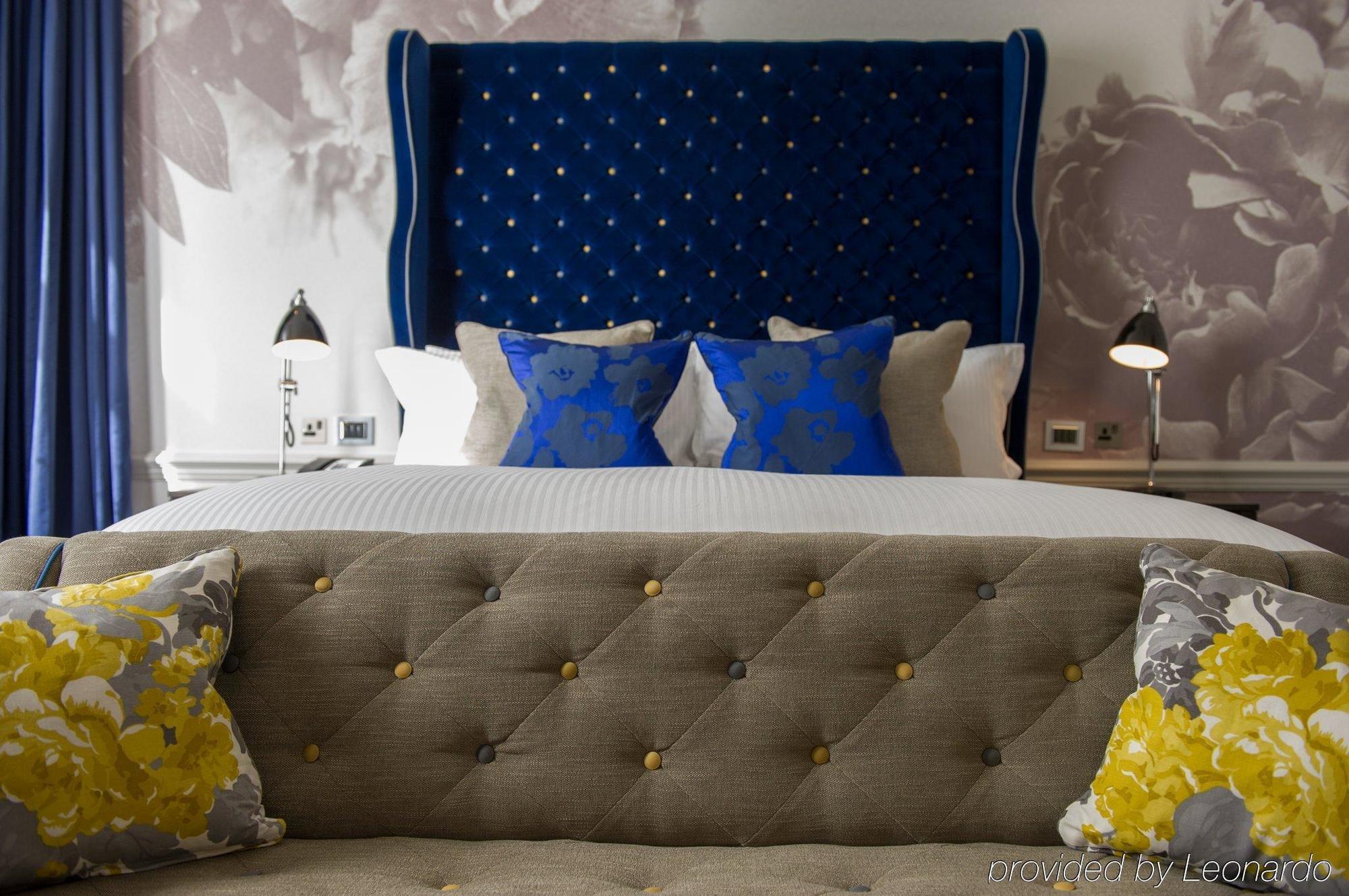 The Ampersand Hotel - Small Luxury Hotels Of The World London Zimmer foto A bed with a tufted headboard