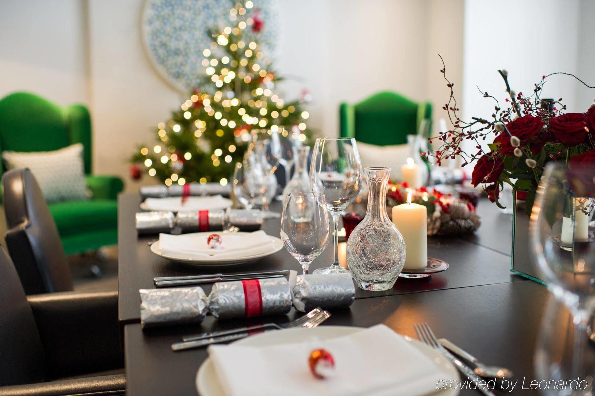 The Ampersand Hotel - Small Luxury Hotels Of The World London Restaurant foto A Christmas dinner table with a Christmas tree in the background